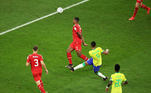 Casemiro acertou um chutaço no gol contra a Suíça, e os fotógrafos estavam, como sempre, muito bem posicionados e atentos