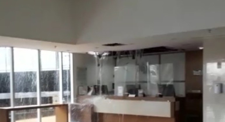 Chuva destruiu parte da recepção do hotel