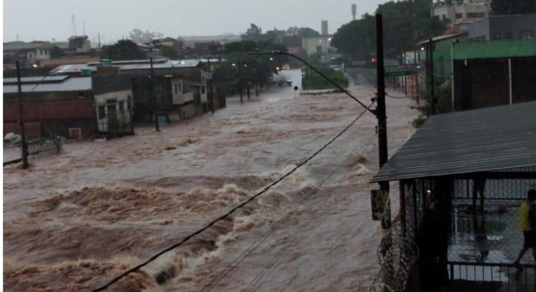 Chuvas provocaram alagamentos ao longo da avenida Tereza Cristina, em BH