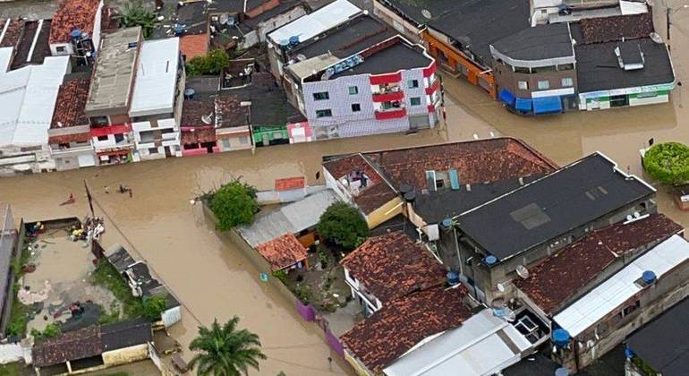 Fortes chuvas já deixaram ao menos 18 mortos na Bahia