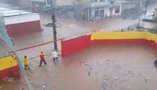 Chuva alaga estacionamento e arrasta carros na região do Barreiro, em BH