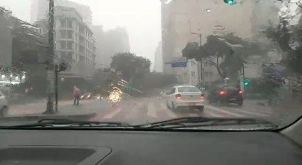Chuva com granizo atingiu o Centro de BH