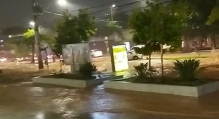 Ruas e avenidas ficaram alagadas