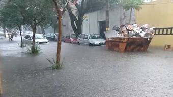 Chuva forte acompanhada de granizo atinge bairros de BH