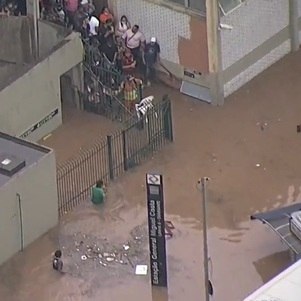 Chuva causa alagamento em Osasco, na Grande São Paulo