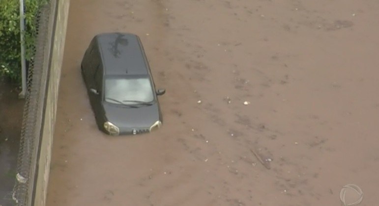 Chuva causa alagamentos em vias de São Paulo nesta quarta