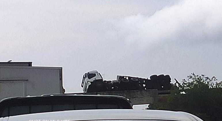Carreta perde o controle e tomba na BR-040, próximo à Polícia Rodoviária Federal