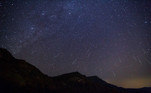 Chuva de meteoros Taurídas do Sul (5 de novembro) — a chuva
acontecerá durante alguns dias, mas pode ser vista com maior facilidade na
madrugada do dia 5. Os meteoros, provenientes do cometa Encke, terão cores que
variam entre vermelho, laranja e amarelo. O evento deve acontecer próximo às
estrelas Aldebaran, Betelgeuse, Rigel e Sirius