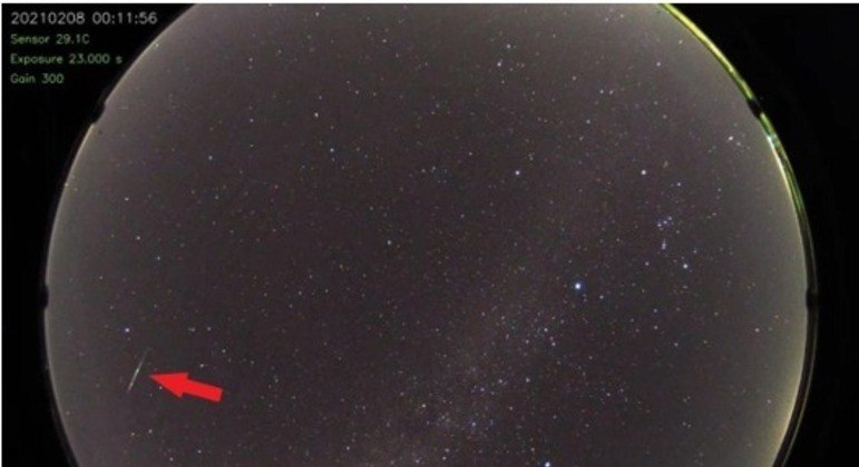 Foto de um meteoro lírideo capturada em 22 de abril de 2020