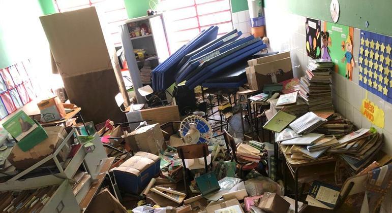 Objetos, móveis e materiais ficaram jogados ao chão após o alagamento
