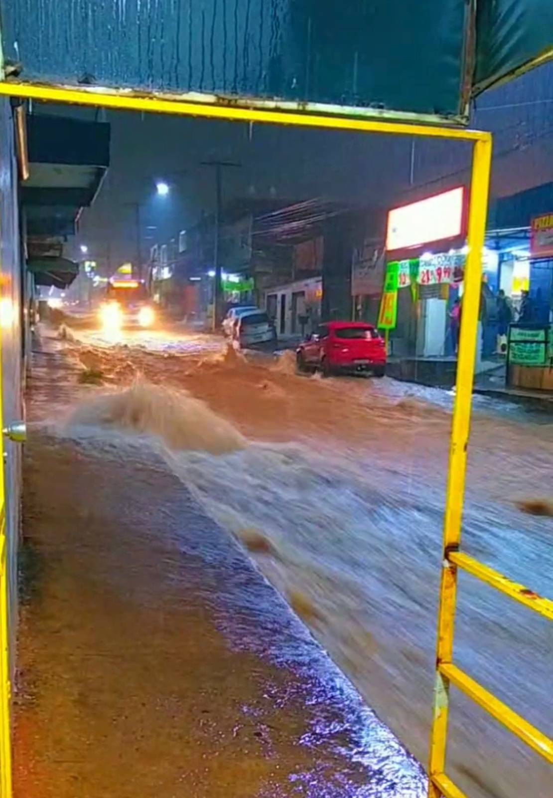Pista alagada em Valparaíso de Goiás 