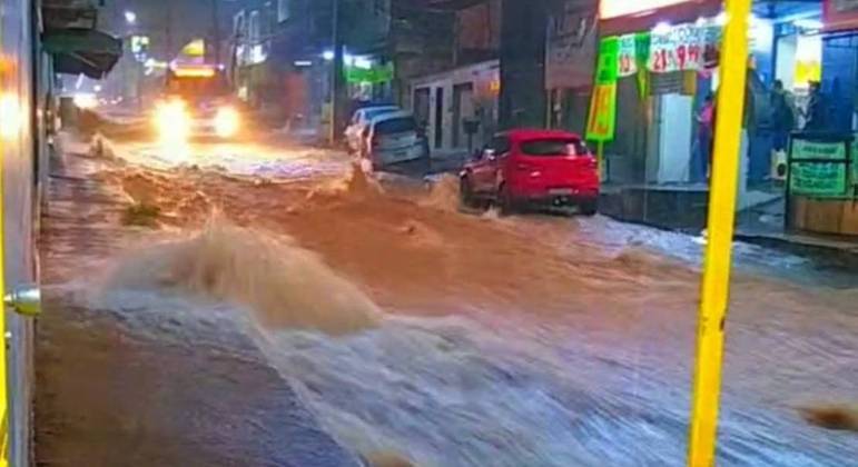 Pista alagada em Valparaíso de Goiás 