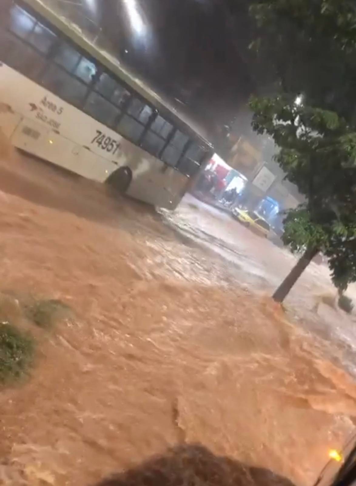 Rua alagada em Sol Nascente (DF) 