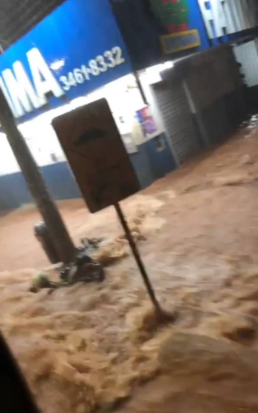 Pista alagada em Sol Nascente (DF) 