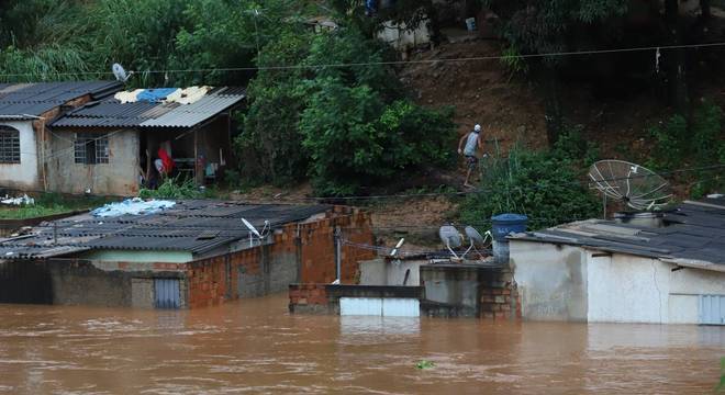 Alagamento provocado por rio em Sabará, na Grande BH