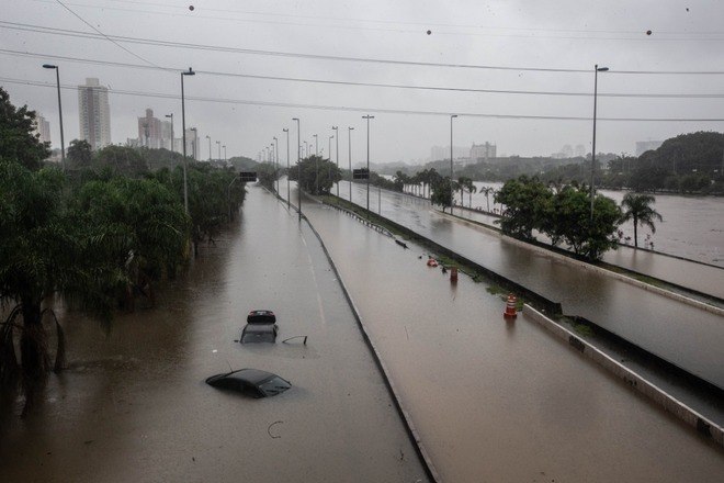 Marginal Tietê, na altura da Ponte do Limão, na zona norte de São Paulo, ficou totalmente alagada nesta segunda-feira (10)