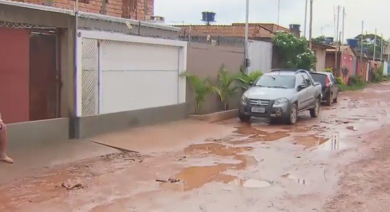 Moradores constroem muretas nos portões para evitar que a água da chuva invada as casas
