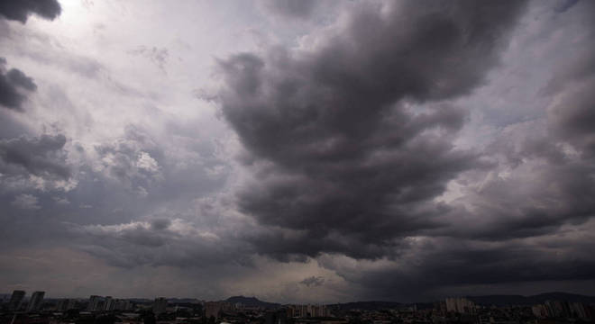 Nuvens escuras na região da zona norte de São Paulo