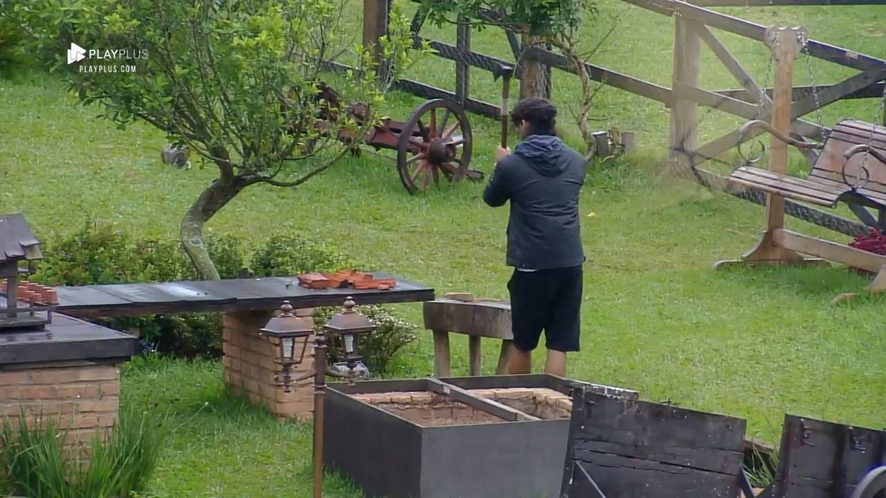 Sapo escondido na baia causa gritaria, alvoroço e muitas risadas - A  Fazenda 12 - A Fazenda 12 - R7 24 horas