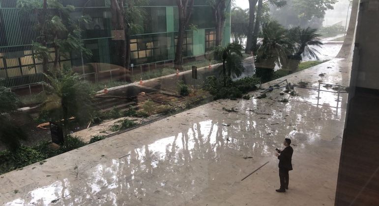 Chuva forte derrubou galhos de árvores em frente ao prédio do Superior Tribunal Federal