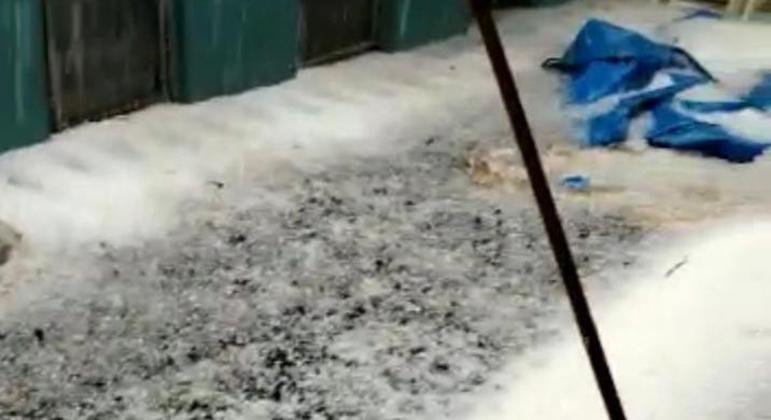 Gelo acumulado no chão após chuva de granizo no Distrito Federal, nesta sexta-feira (11)