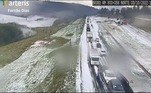 A rodovia Fernão Dias ficou encoberta pelo gelo. O trânsito ficou lento na região