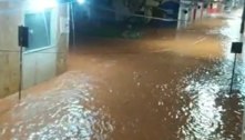 Chuva forte faz córrego transbordar e alaga ruas em Itabirito (MG)