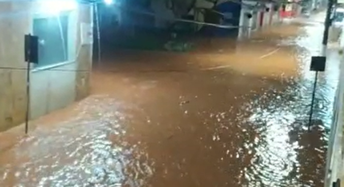 Córrego transbordou durante a noite devido ao volume de chuva