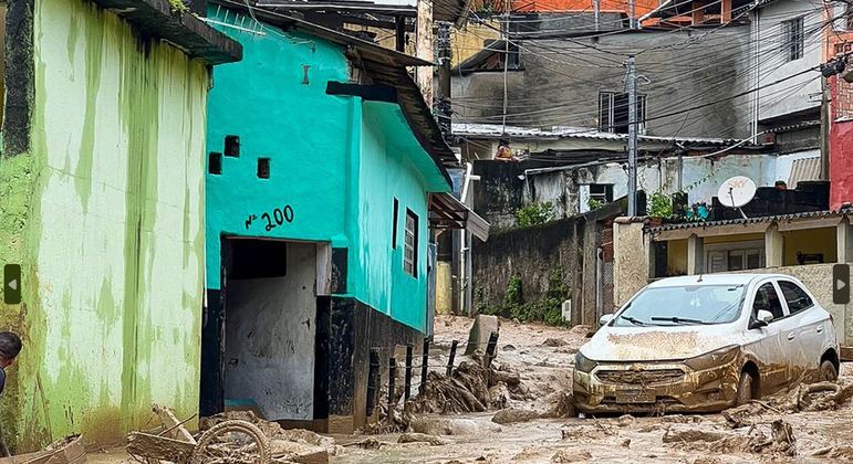 Rua inundada em São Sebastião, no litoral de São Paulo