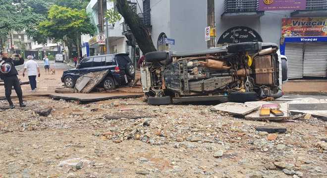 Carros foram arrastados em áreas nobres de Belo Horizonte