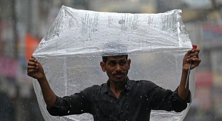 Os serviços meteorológicos anunciaram chuvas torrenciais para segunda-feira (10) na capital. As autoridades ordenaram o fechamento de todas as escolas nesse dia