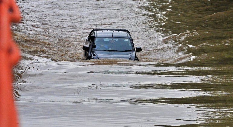 Pelo menos 15 pessoas morreram no norte da Índia em inundações e deslizamentos de terra desencadeados pela monção, informaram a mídia e as autoridades neste domingo (9). Na capital, Nova Délhi, cujas estradas ficaram submersas, 153 mm de chuva caíram, a maior quantidade em um único dia de julho em 40 anos