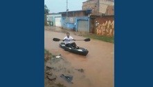 Vídeo: rua vira rio e morador usa barco para sair de casa no DF