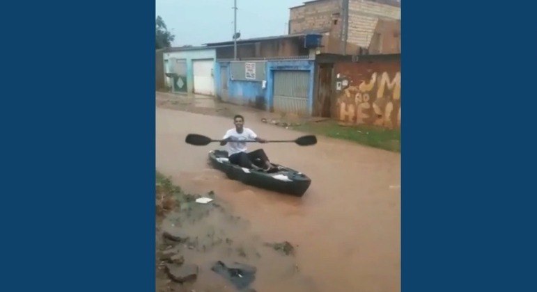 Morador usa barco para se locomover em rua do Sol Nascente

