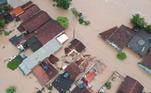 As fortes chuvas que caíram em Palmópolis, a 720 km de Belo Horizonte, nesta quinta-feira (9), deixaram cerca de 200 famílias desabrigadas ou desalojadas. Ao menos 20 casas foram totalmente destruídas