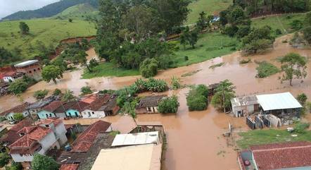 Água da chuva tomou as ruas de Palmópolis
