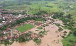 Segundo a Defesa Civil Estadual, houve transbordamento do rio Jucuruçu, que corta o município. A instituição calcula que outras 1.500 pessoas estão ilhadas na zona rural