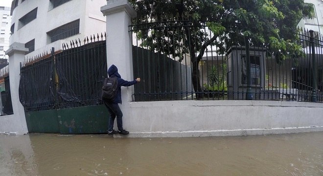 Chuva provoca alagamento na região do colégio Pedro II, zona sul do Rio