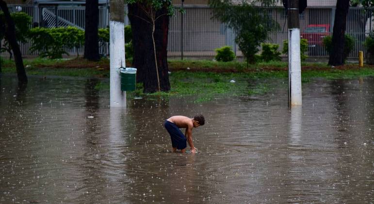 Chuva deixou ruas da capital completamente alagadas e intransitáveis