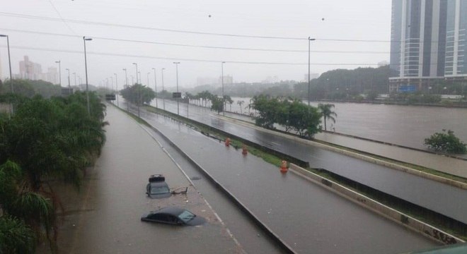 Carros boiando em alagamento na Marginal Tietê, na altura da Ponte do Limão