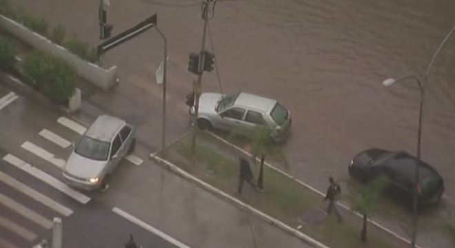 Fortes chuvas causaram enchente e desabamentos de terra em SP