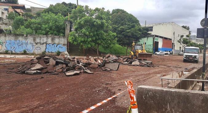 Avenida ficou destruída com a chuva desta sexta-feira (15)