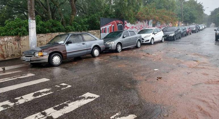 Chove forte perto da estação Vila Clarice da CPTM e rua está alagada