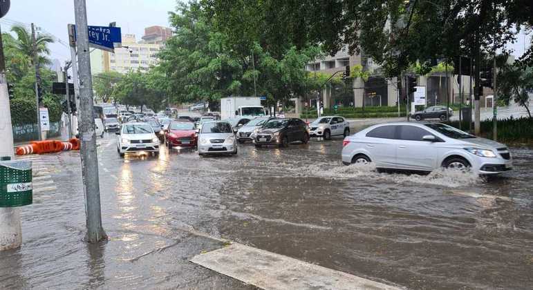 A cidade de São Paulo entrou em estado de atenção para alagamentos na manhã desta terça-feira (13). Segundo o CGE (Centro de Gerenciamento de Emergências Climáticas), o alerta para todas as regiões teve início às 7h11