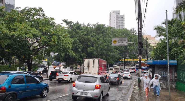 A zona oeste de São Paulo registrou, às 8h20, 18 quilômetros de congestionamento. As condições climáticas estão associadas à aproximação de uma frente fria que passa por São Paulo ainda hoje, trazendo chuva com intensidade moderada, por vezes forte em alguns momentos