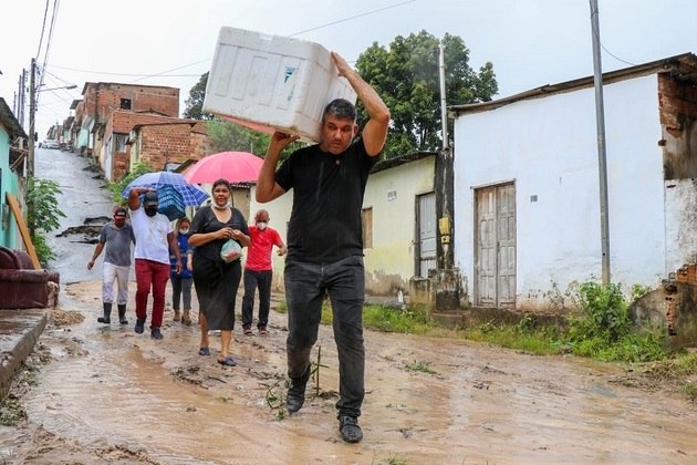 Neste sbado (25), se reuniram o governador da Bahia, Rui Costa (PT), e os ministros da Cidadania, Joo Roma; do Desenvolvimento, Rogrio Marinho; da Sade, Marcelo Queiroga; e o secretrio Nacional de Defesa Civil, coronel Alexandre Lucas, para montar a operao