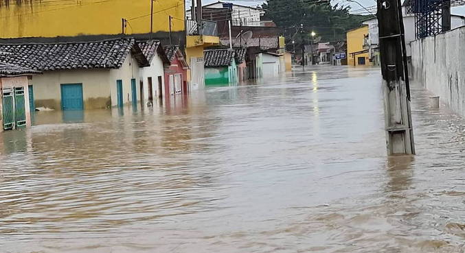 Cidade de Ibicuí, uma das castigadas pelas enchentes na Bahia