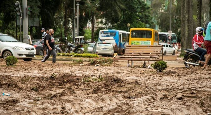 Temporal provocou deslizamentos e mortes em Petrópolis
