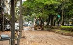 Ruas de Petrópolis, na região serrana do Rio, ficaram completamente cobertas de lama após o temporal de devastou a cidade nesta quarta-feira (16)