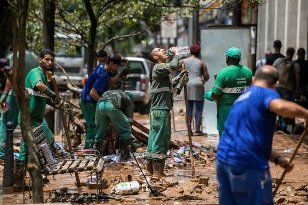 Funcionários trabalham na limpeza de Petrópolis, para tentar retirar todo o lixo e entulho que ficou acumulado após as fortes chuvas que atingiram a região serrana do Rio 